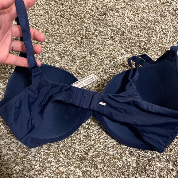 3 Victoria’s Secret 34DD Bras - Picture 7 of 8